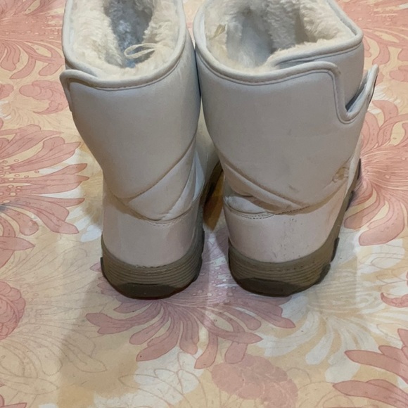 Khombu white chunky snow boots, size 7. - Picture 2 of 6